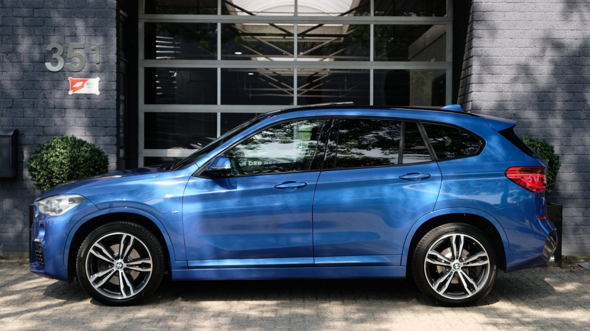 BMW X1 SDrive20i High Executive M-Sport ACC| HUD|PANO|H/K|1E, Auto's, Zwart, Blauw, Alcantara, Origineel Nederlands