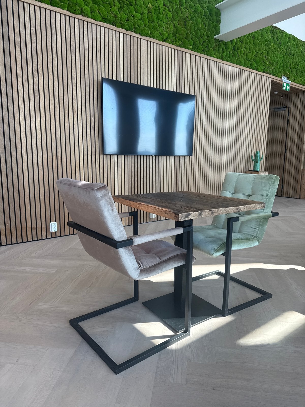 Robuuste eettafel met 2 stoelen  Industrieel, Ophalen, 100 tot 150 cm, 50 tot 100 cm, Zo goed als nieuw