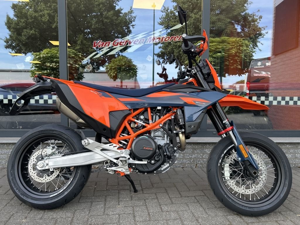 KTM 690 SMC R 2026, Bedrijf, SuperMoto