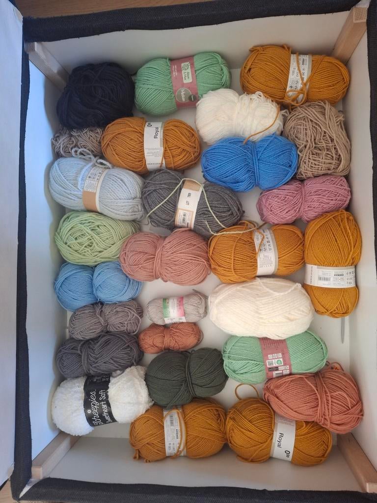 Grote partij restanten bolletjes wol in diverse kleuren, Hobby en Vrije tijd, Ophalen of Verzenden, Gebruikt, Garen of Naald(en)