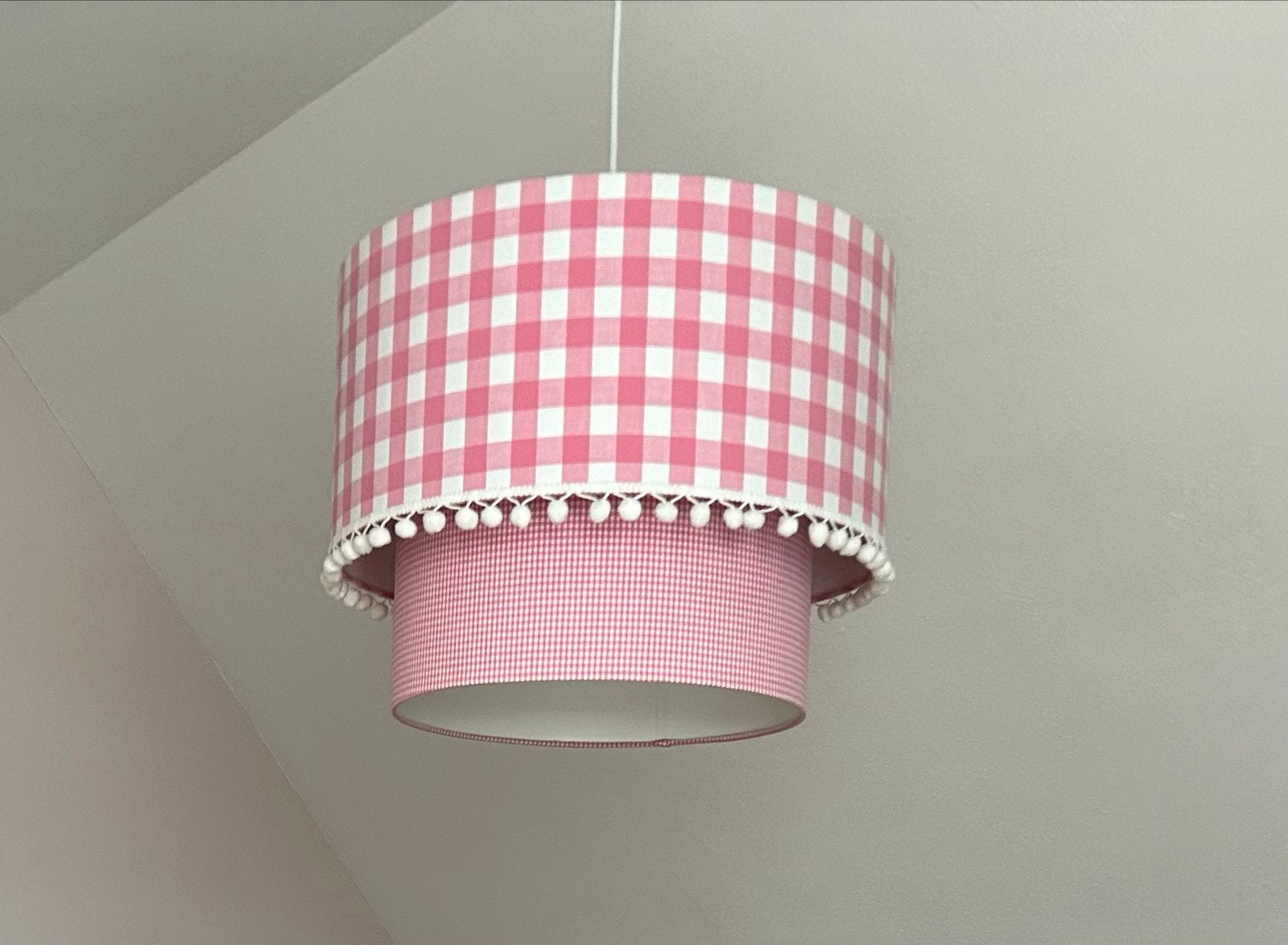 Roze geruite lampenkap met pompons, Huis en Inrichting, Lampen | Lampenkappen, Ophalen, Gebruikt, Overige kleuren, 25 tot 50 cm