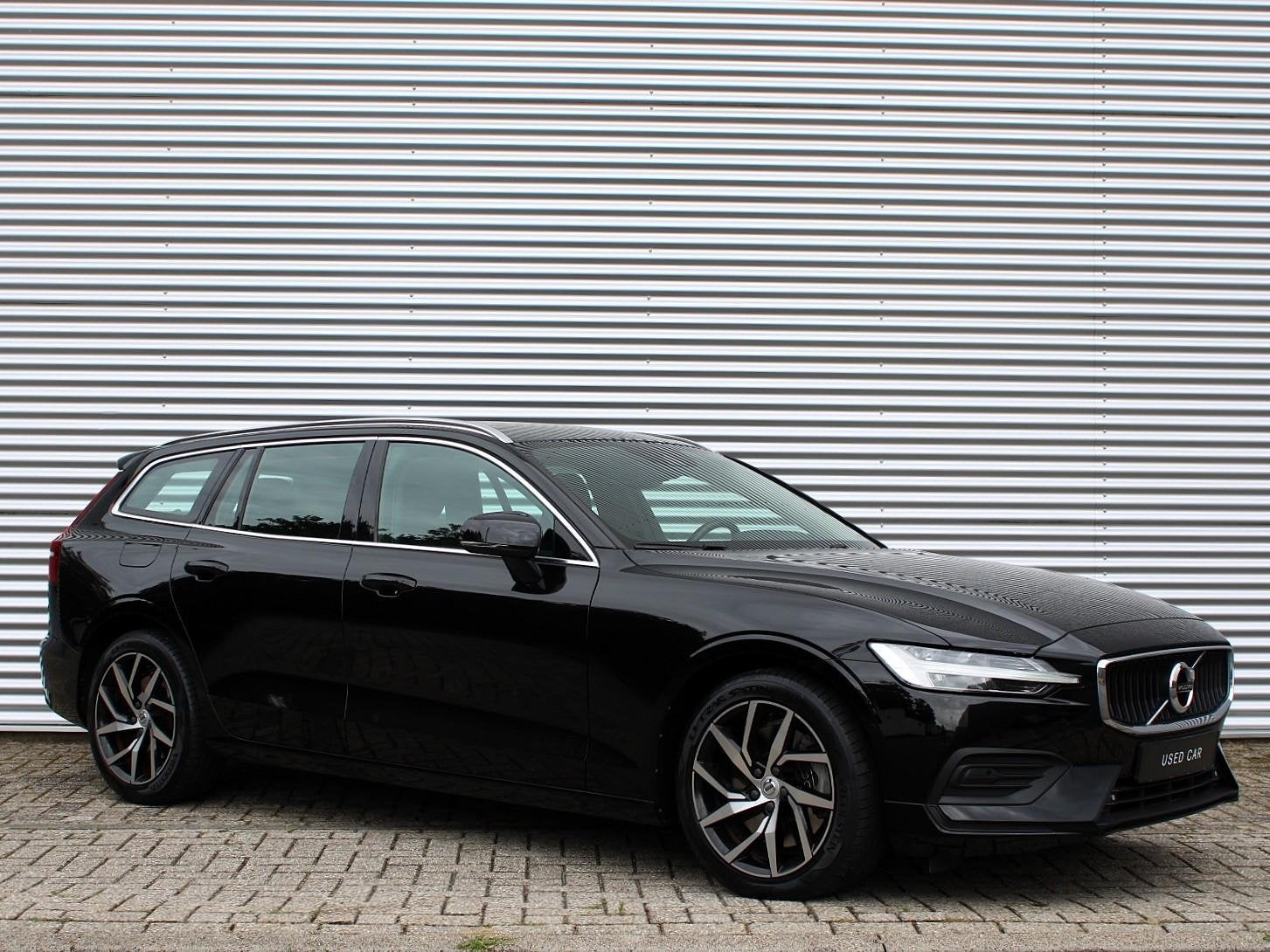 Volvo V60 2.0 T5 Momentum Automaat / Leder interieur / Trekh, Euro 6, 4 cilinders, Zwart, 93 €/maand