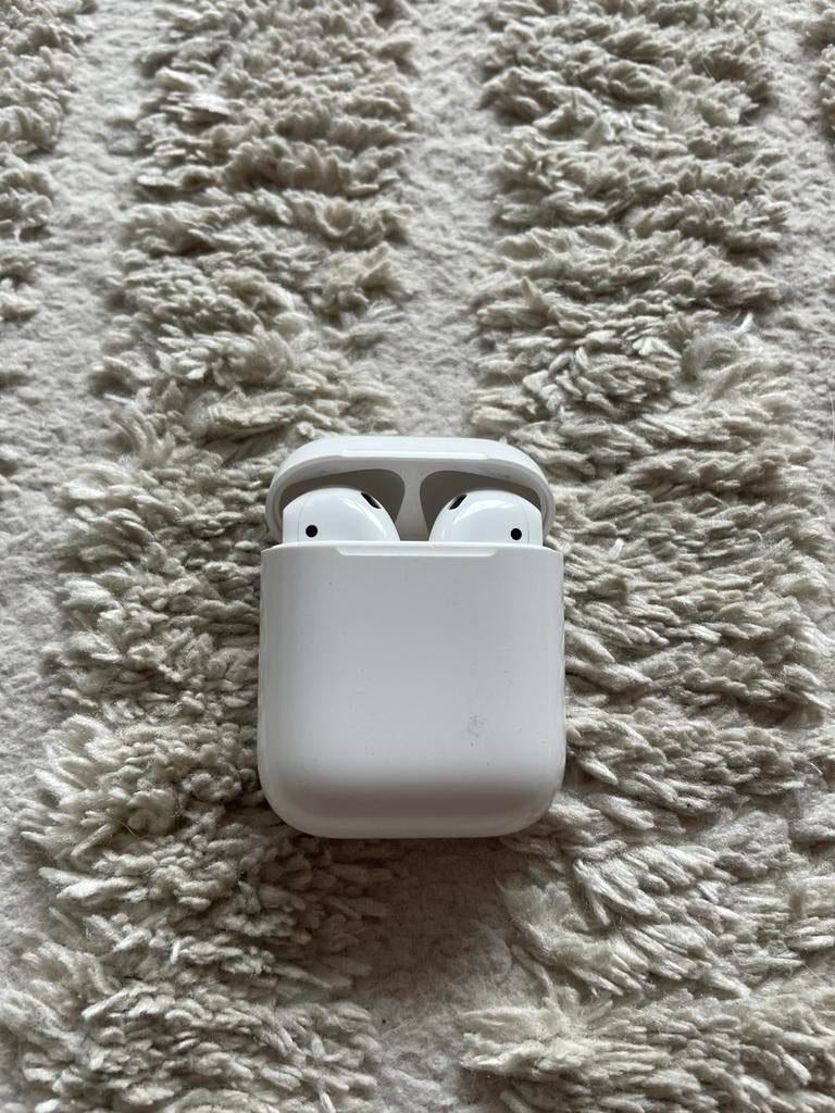 AirPods met case – linker oortje defect, Telecommunicatie, Mobiele telefoons | Oordopjes, Ophalen of Verzenden, Gebruikt, Apple
