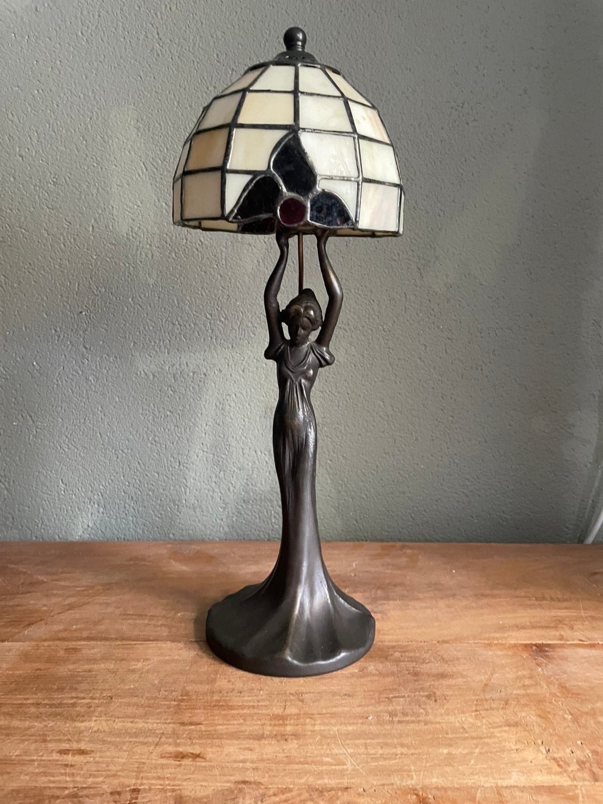 Art deco Tiffany glas en lood Lady tafellamp bronzen voet, Ophalen, Zo goed als nieuw, Glas, Art deco
