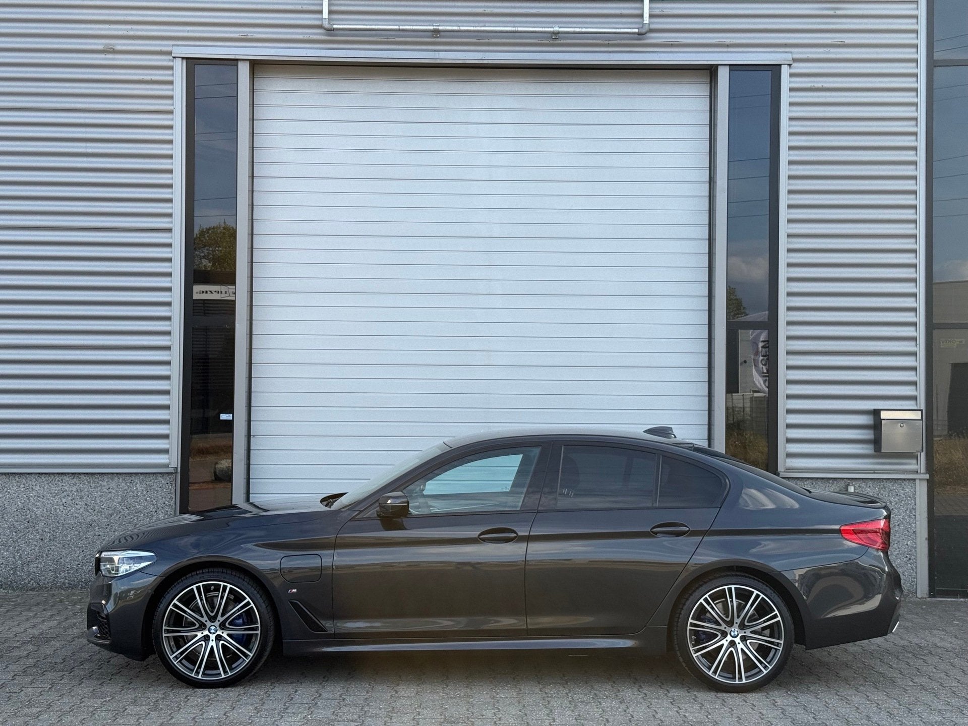 BMW 5-serie 530e M Pakket Head Up Harman Shadow, 1998 cc, Achterwielaandrijving, Gebruikt, Alcantara