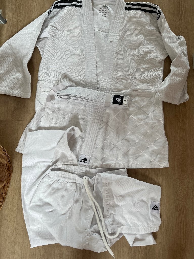 Judopak Adidas maat 150, Sport en Fitness, Vechtsporten en Zelfverdediging, Maat XS of kleiner, Ophalen, Zo goed als nieuw, Judo
