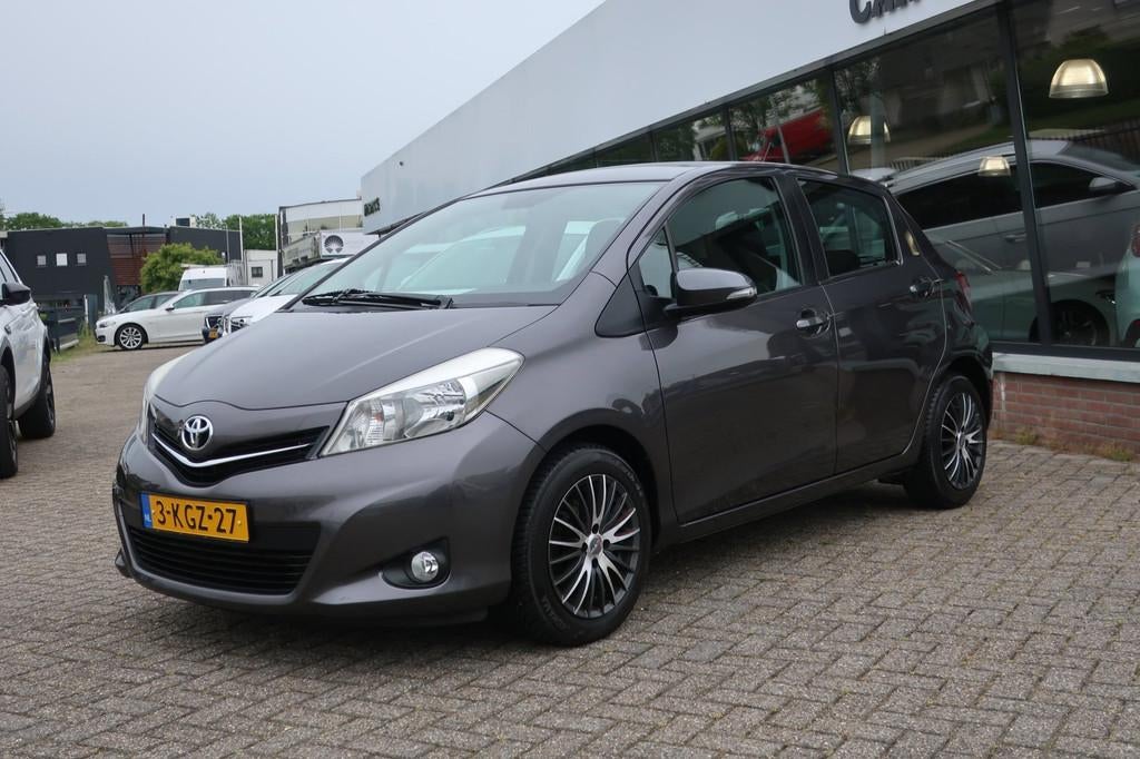 Toyota Yaris 1.3 VVT-i Aspiration AIRCO_CRUIS_6-BAK_CAM_LMV_, Auto's, Voorwielaandrijving, Euro 5, Stof, Zwart
