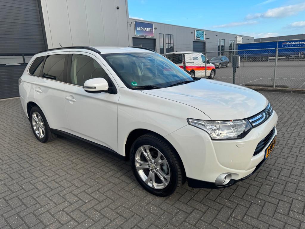 Mitsubishi Outlander 2.0 Intense+ 7P, 15 km/l, 4 cilinders, 7 stoelen, Wit