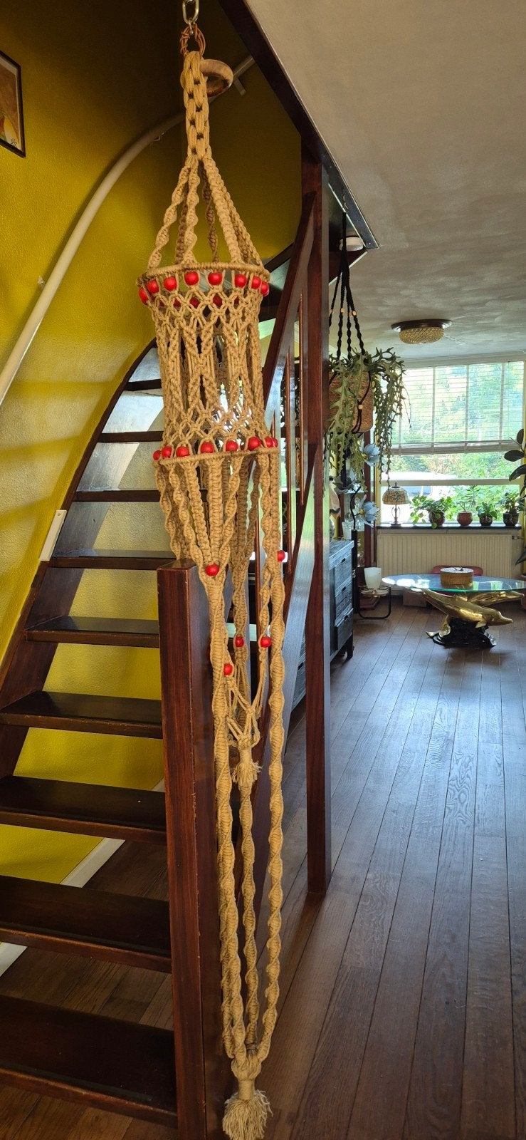Vintage Macramé Plantenhanger met Rode Houten Kralen, Antiek en Kunst, Ophalen of Verzenden