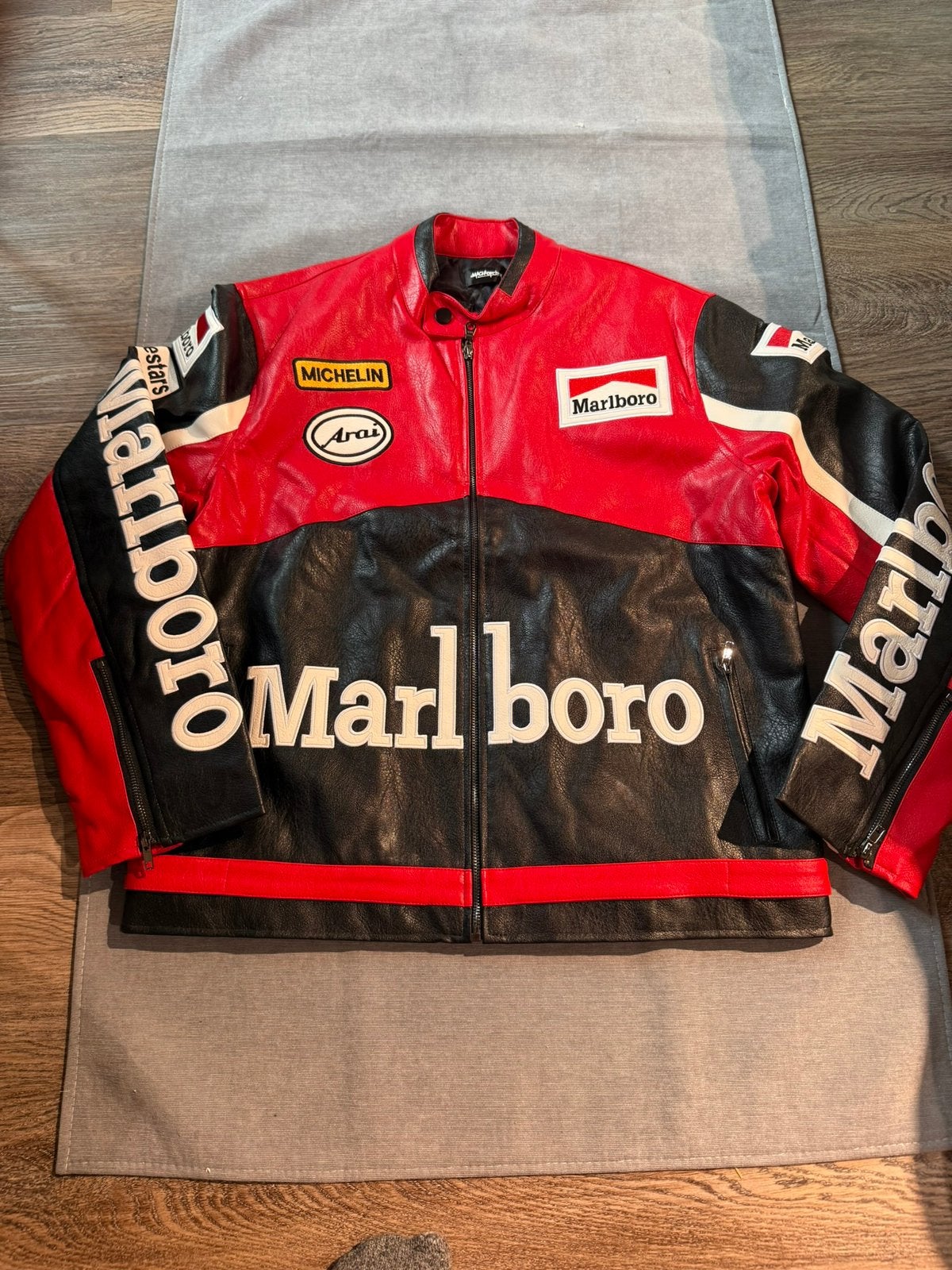 Marlboro Racing jas (maat M) – leder look vintage red, Motoren, Kleding | Motorkleding, Ophalen of Verzenden, Nieuw met kaartje