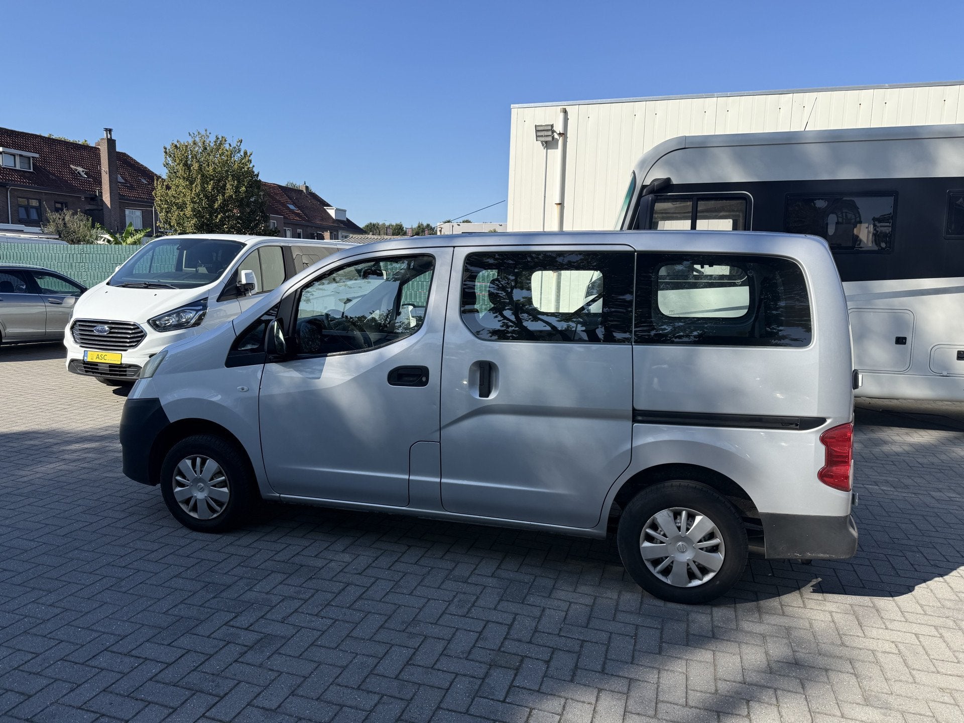 Nissan Evalia 1.6 benzine - Rolstoelbus - Bodemverlaging - R, Gebruikt, Overige modellen, 7 stoelen, Bedrijf