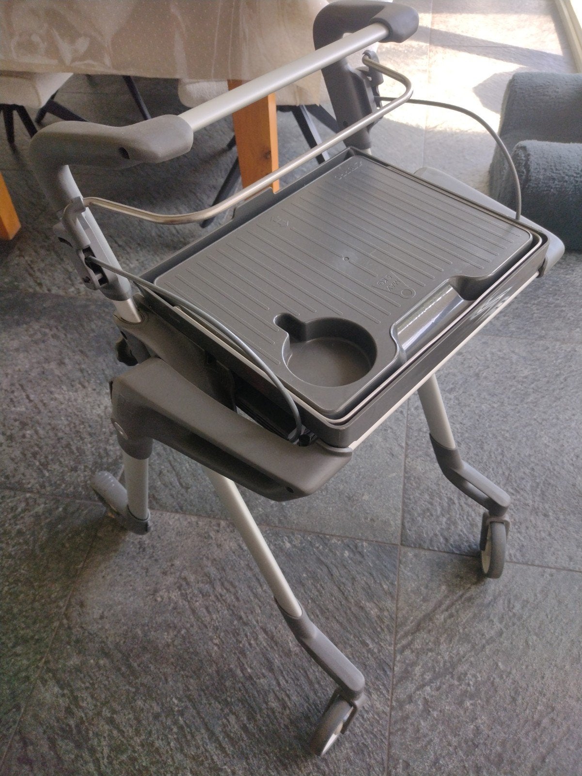 Rollator voor binnen in het huis, Ophalen