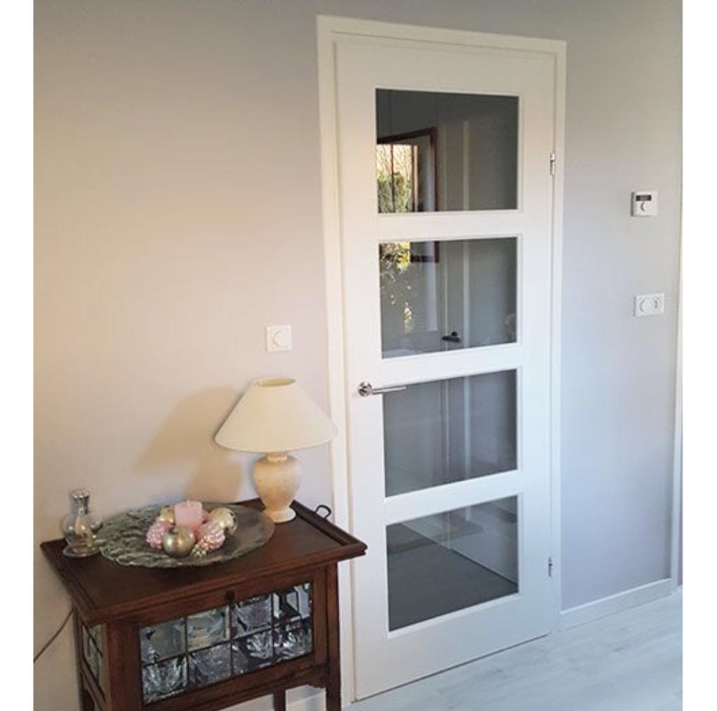 Wit voorgelakte houten binnendeur met glas in stomp