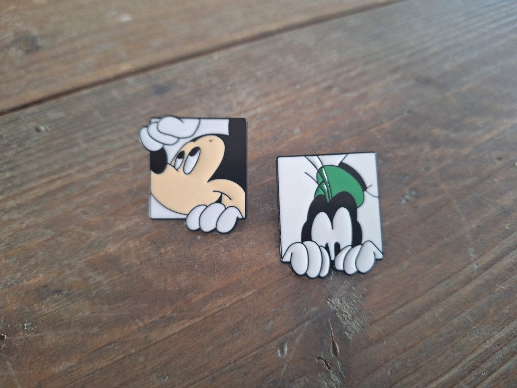 2 grappige pin van Mickey Mouse en Goofy te koop, Verzamelen, Speldjes, Pins en Buttons, Ophalen of Verzenden, Nieuw, Overige onderwerpen
