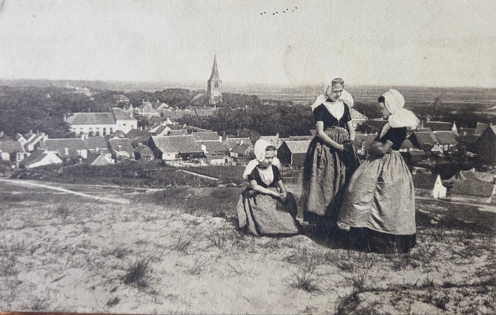 Oude ansichtkaart Domburg. Vrouwen in klederdracht zicht Dom, Verzenden, Voor 1920, Zeeland