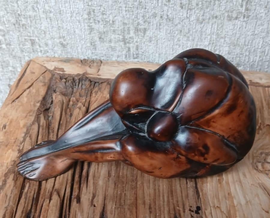Huilende Boedha treurboeddhabeeld handgesneden hardhout, Houtsnijwerk, Ophalen of Verzenden, Handgemaakt, 20 - 50 cm