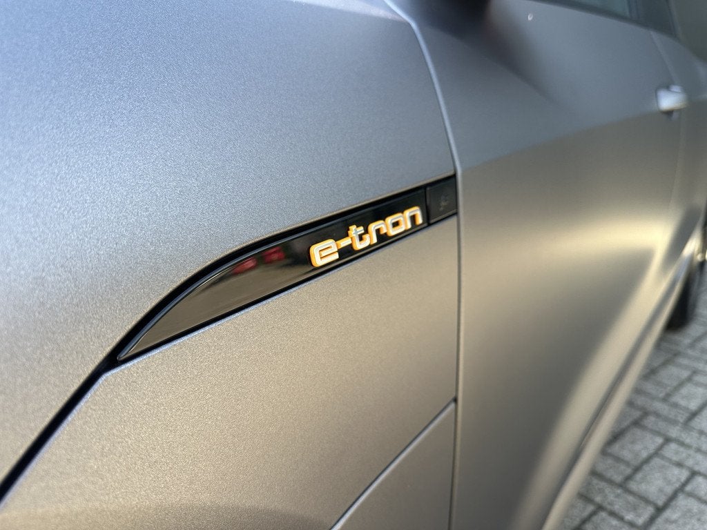Audi e-tron 55 quattro S edition 95 kWh | SOH 96.3%, Auto's, Audi, Automaat, Zwart, Leder en Stof, Origineel Nederlands