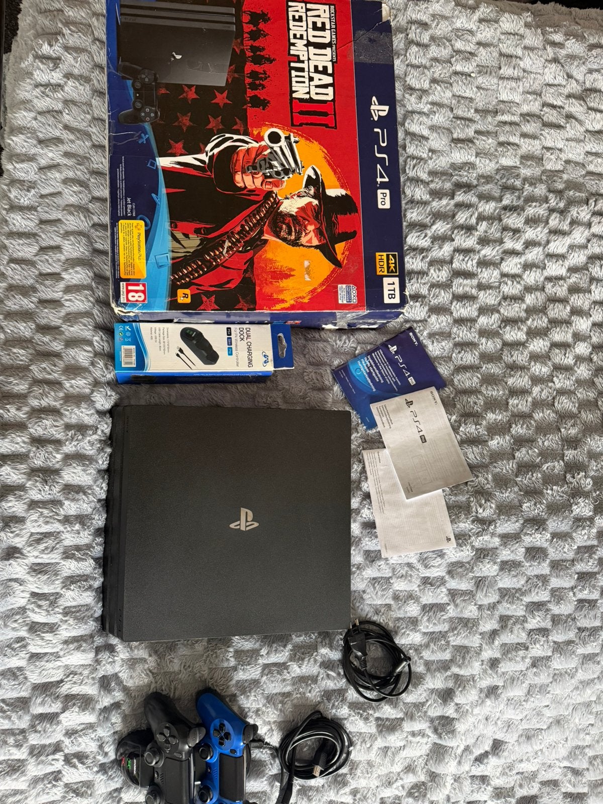PlayStation 4 Pro 1TB + 2 Controllers + Charging Dock + Box, Ophalen of Verzenden, Zo goed als nieuw, Overige modellen, Met beschermhoes of tas