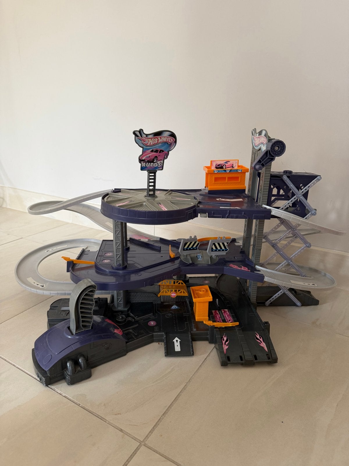 Groot Hot Wheels pakket: garage, banen, auto's en koffer, Kinderen en Baby's, Speelgoed | Speelgoedvoertuigen, Ophalen, Gebruikt