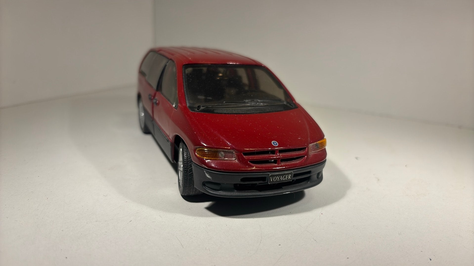 Dodge caravan maisto 1.26 schade, Hobby en Vrije tijd, Modelauto's | 1:24, Maisto, Ophalen of Verzenden, A, A