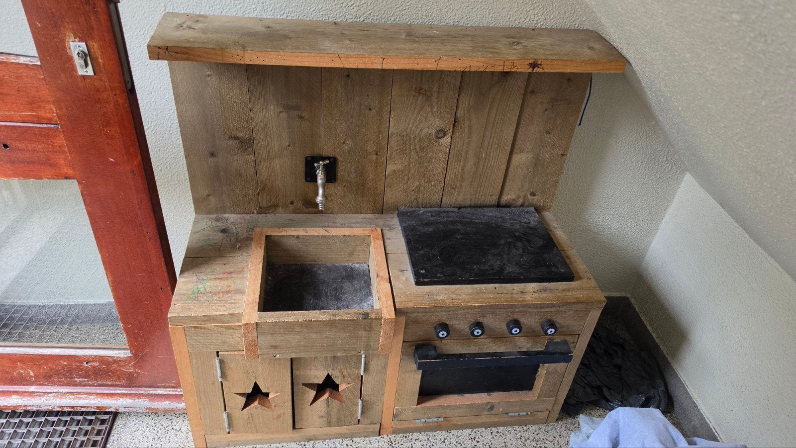 Houten speelkeuken met kraan en fornuis, Kinderen en Baby's, Ophalen, Gebruikt, Meubelstuk of Keukentje