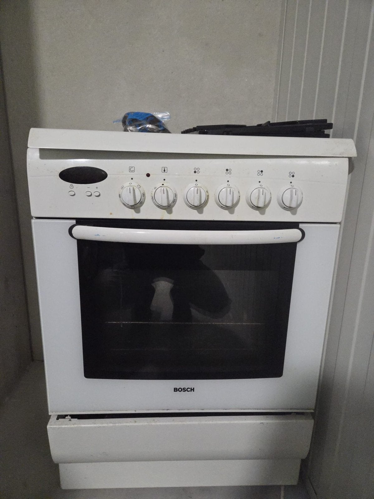 Bosch gasfornuis met oven wit, Witgoed en Apparatuur, Fornuizen, Ophalen, Gebruikt, 4 kookzones, Gas