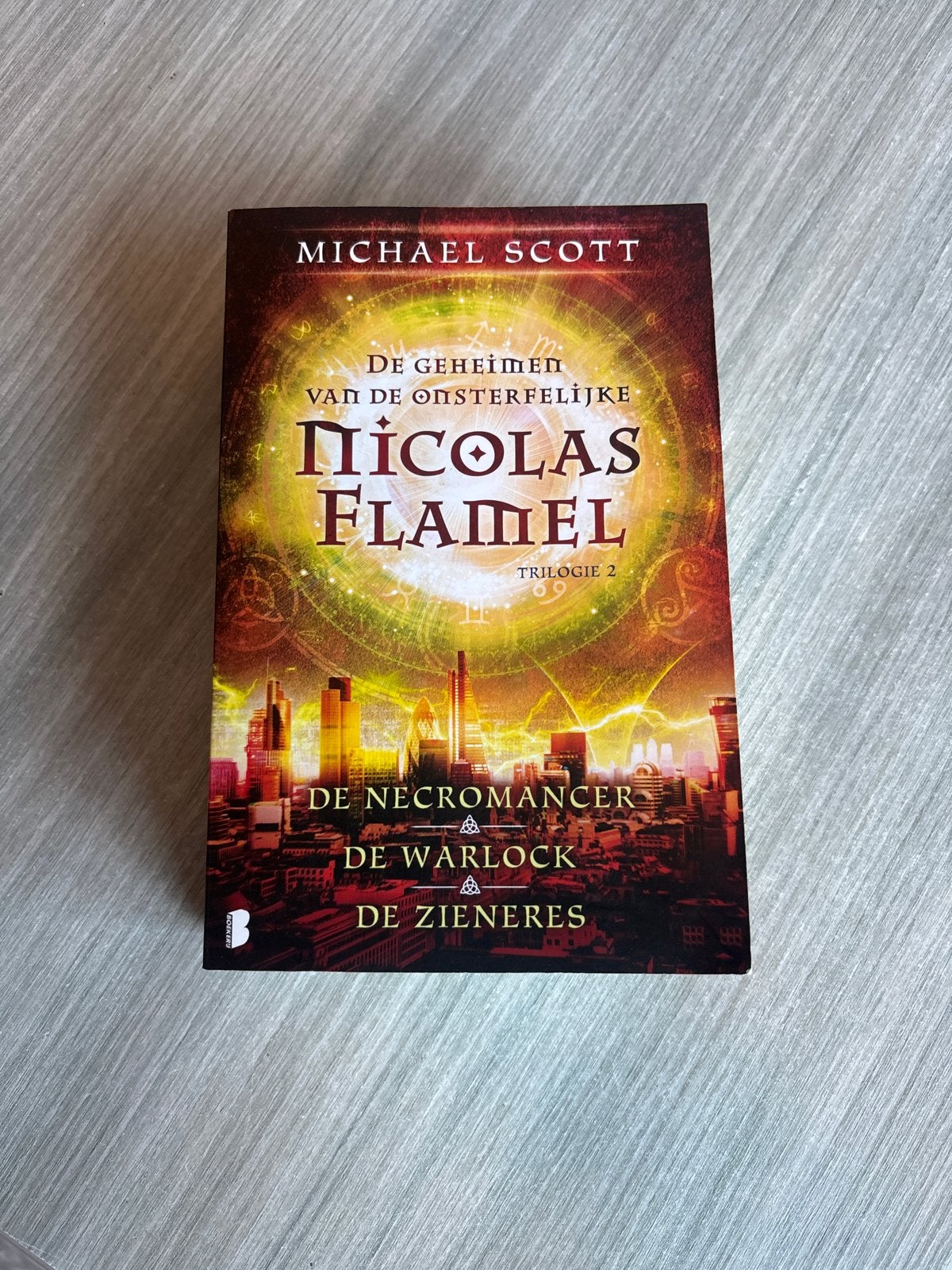 De Geheimen van Nicolas Flamel Trilogie 2 - Michael Scott, Ophalen of Verzenden, Zo goed als nieuw