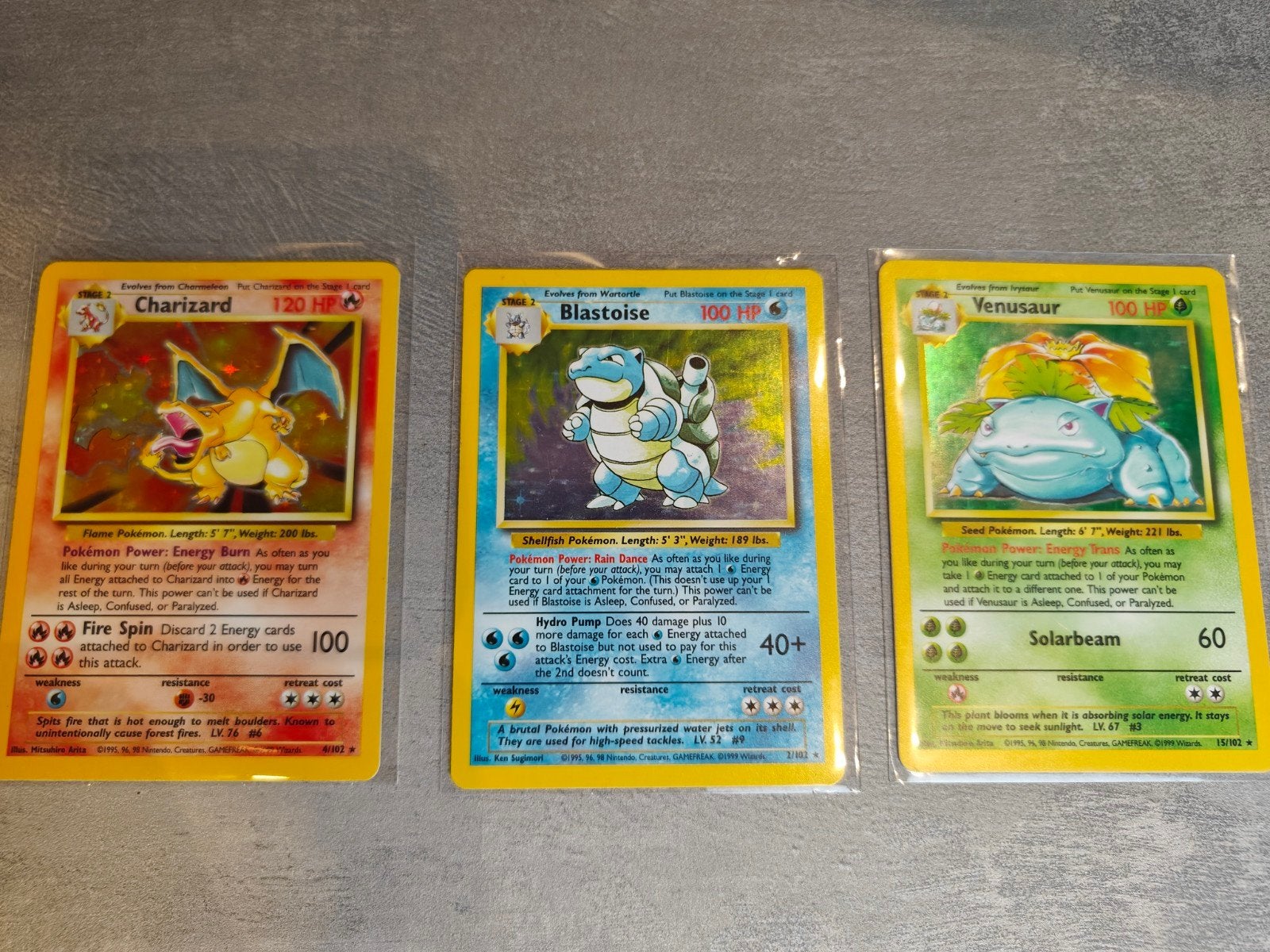 near mint Pokémon Base Set  Charizard, Blastoise, Venusaur, Ophalen of Verzenden, Zo goed als nieuw, Meerdere kaarten, Foil