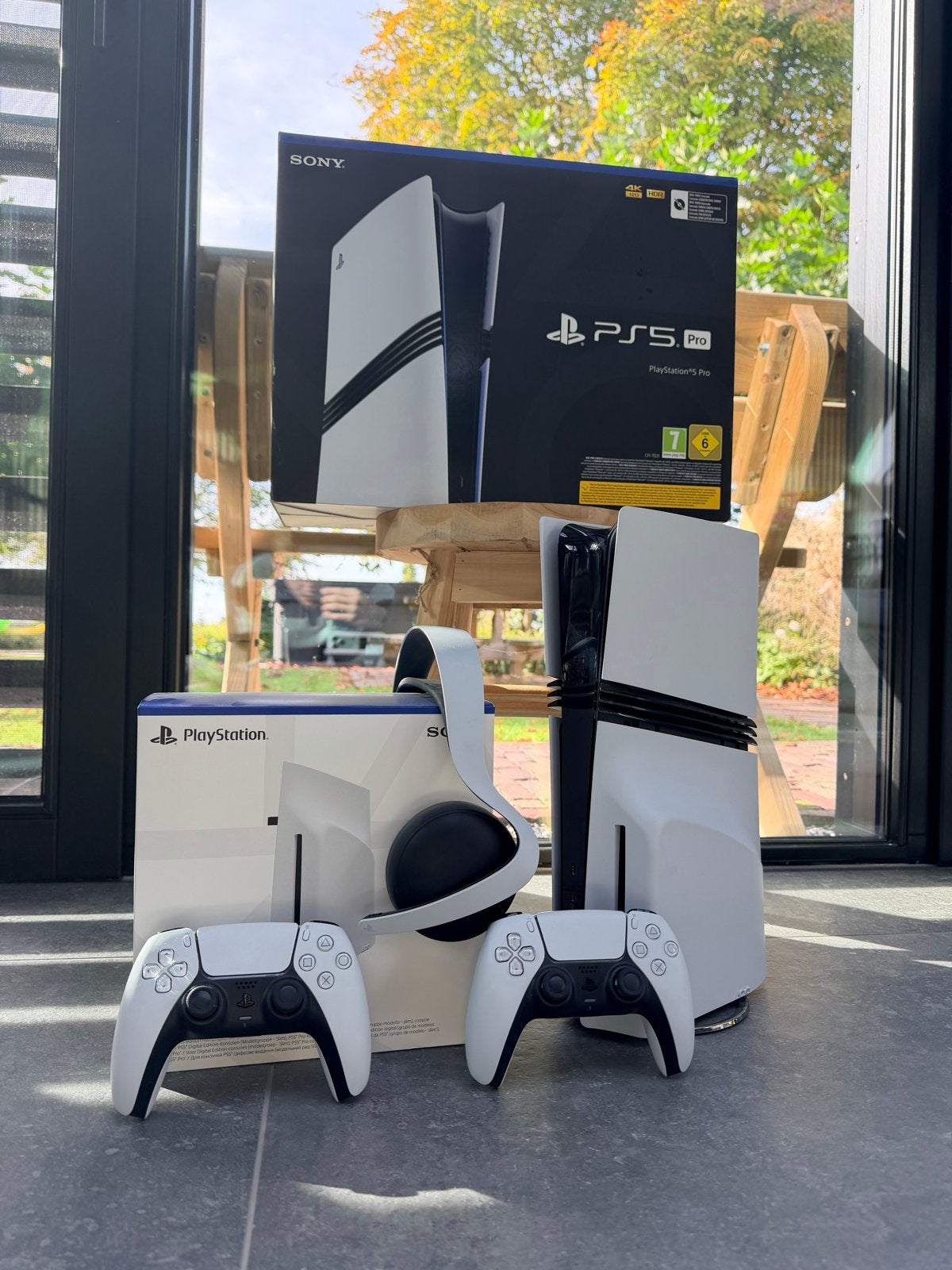 Sony PlayStation 5 Pro met 2 controllers en headset, Ophalen of Verzenden, Zo goed als nieuw, Playstation 5