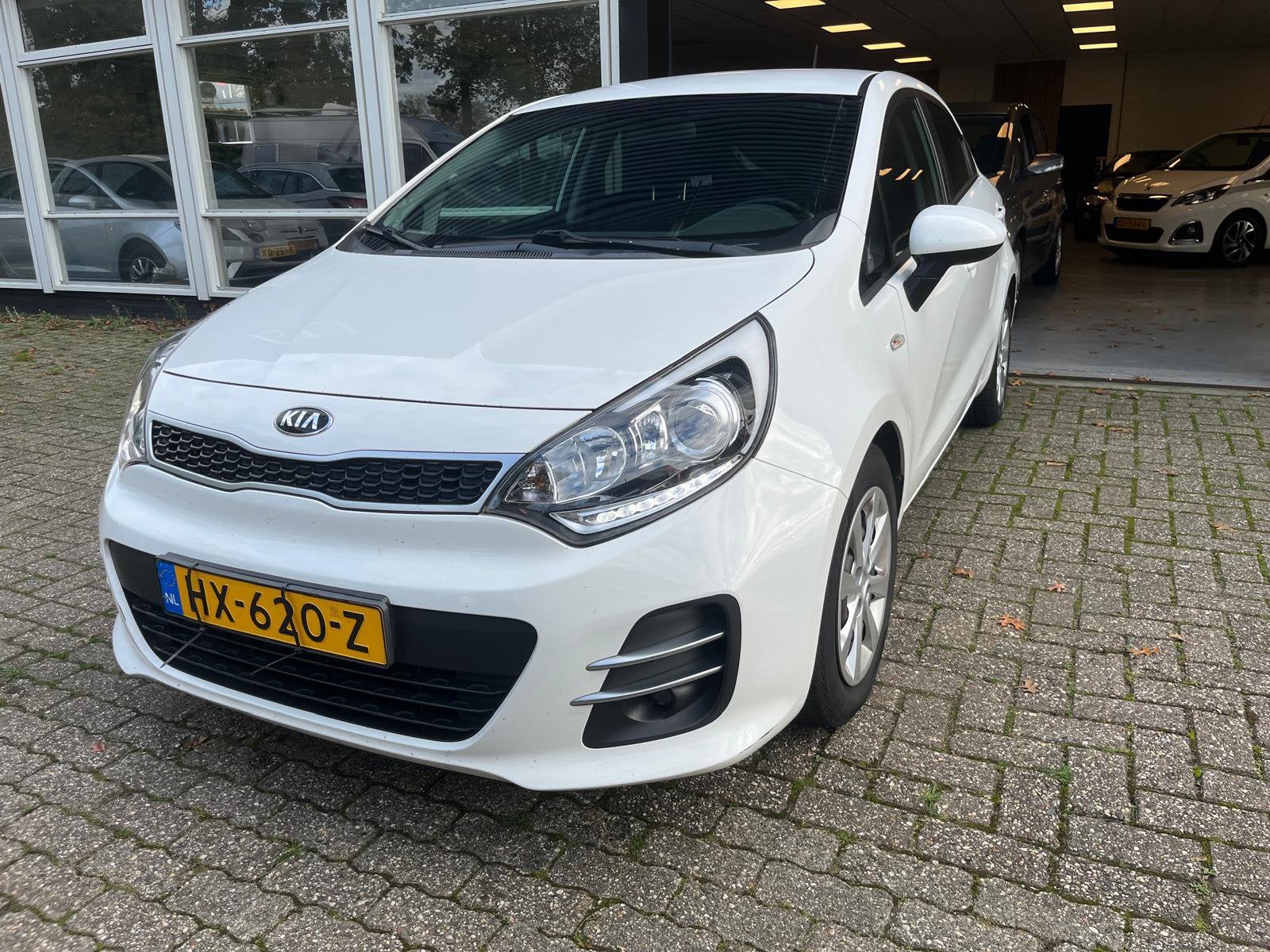 Kia Rio 1.2 I 5DRS 2016 Eerste eigenaar Navi AIrco, Auto's, 40 €/maand, Zwart, 4 cilinders, Origineel Nederlands