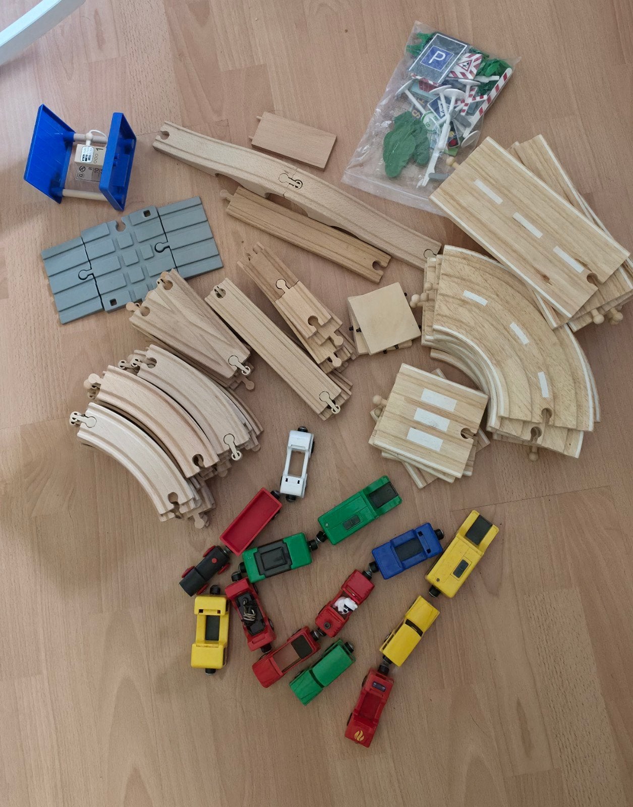 Houten treinbaan en wegdelen met voertuigen, Ophalen, Gebruikt