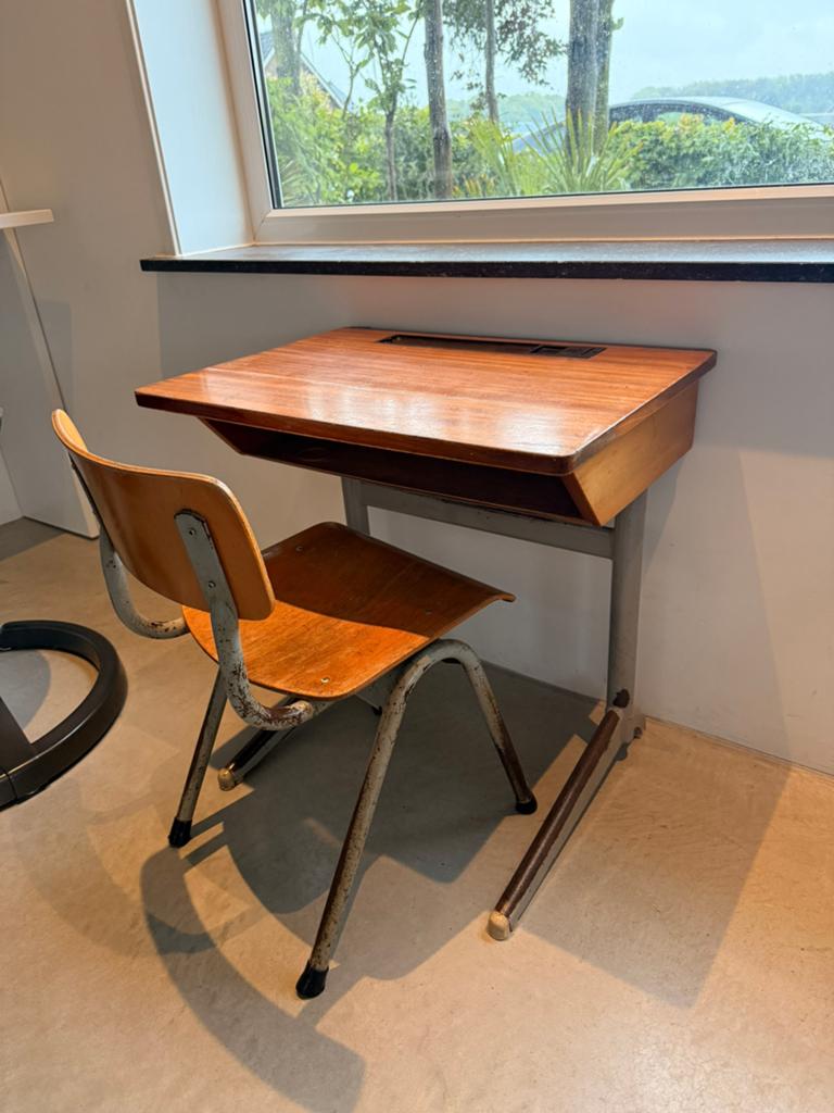 Vintage schoolbankje met stoel - Gebruikssporen, Antiek en Kunst, Antiek | Meubels | Stoelen en Banken, Ophalen