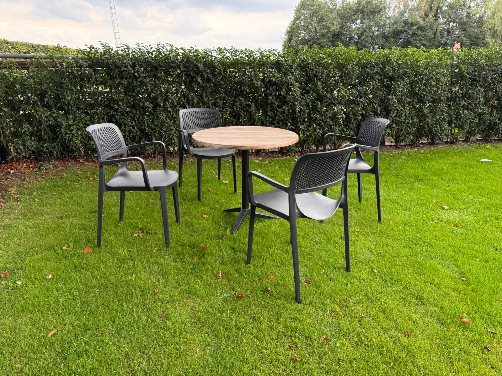 8 ronde tafels + 21 stoelen – horeca / terras / tuin, Kunststof, Meer dan 8 zitplaatsen, Ophalen of Verzenden, Zo goed als nieuw