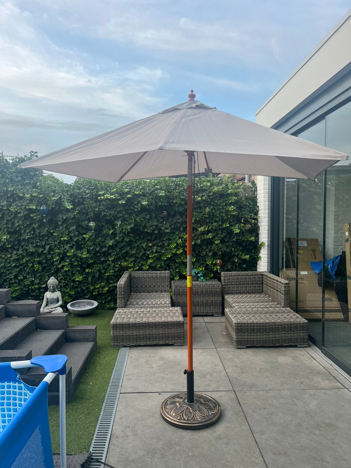 Grijze parasol met voet, Ophalen, Zo goed als nieuw, 1 tot 2 meter