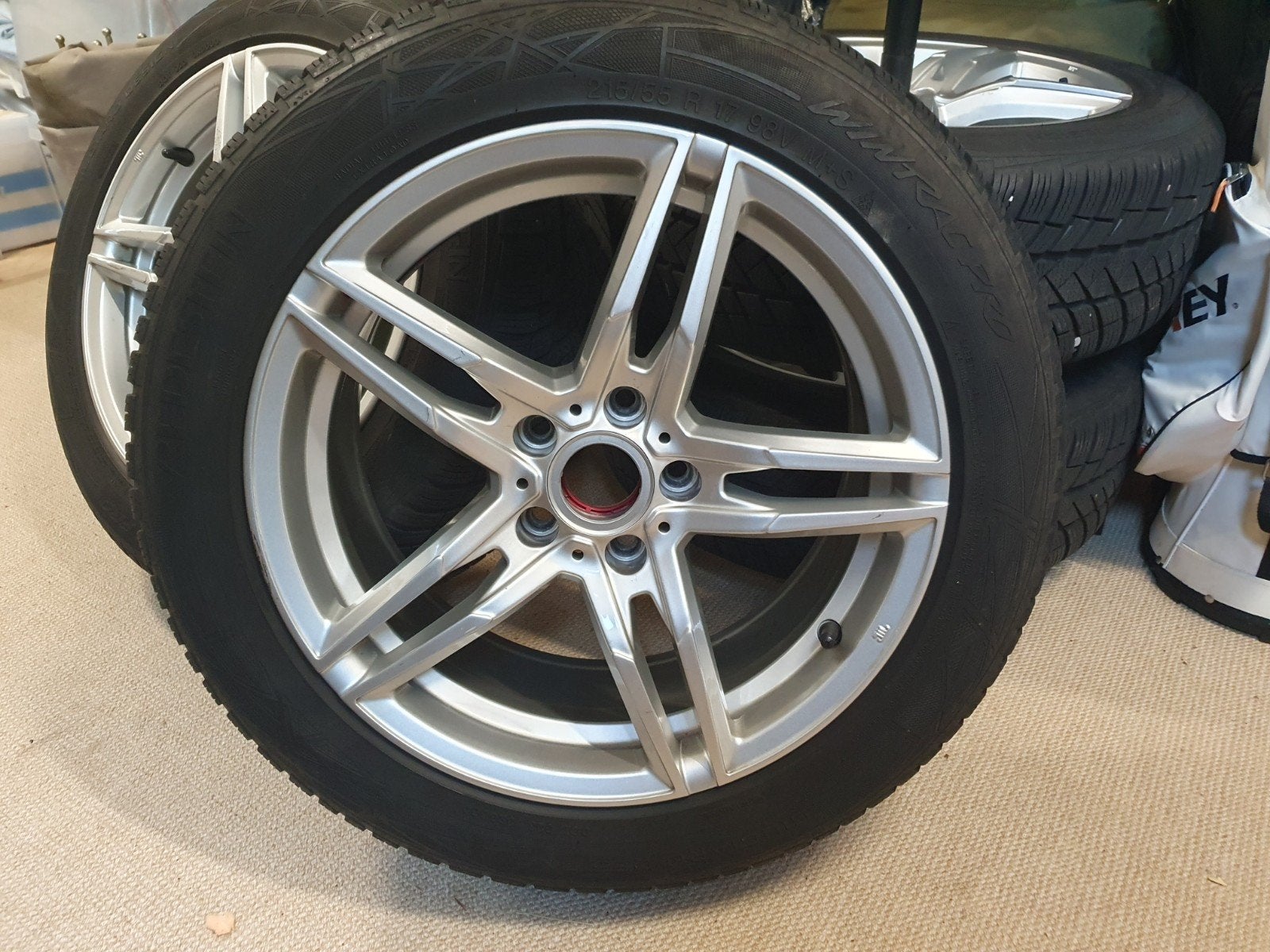 Audi Q2, 17 inch velgen met winterbanden, Ophalen, 215 mm, Velg(en), 17 inch