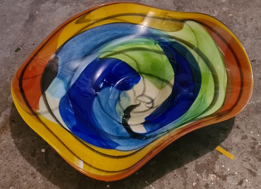 Grote kleurrijke glazen schaal, gesigneerd, Antiek en Kunst, Ophalen