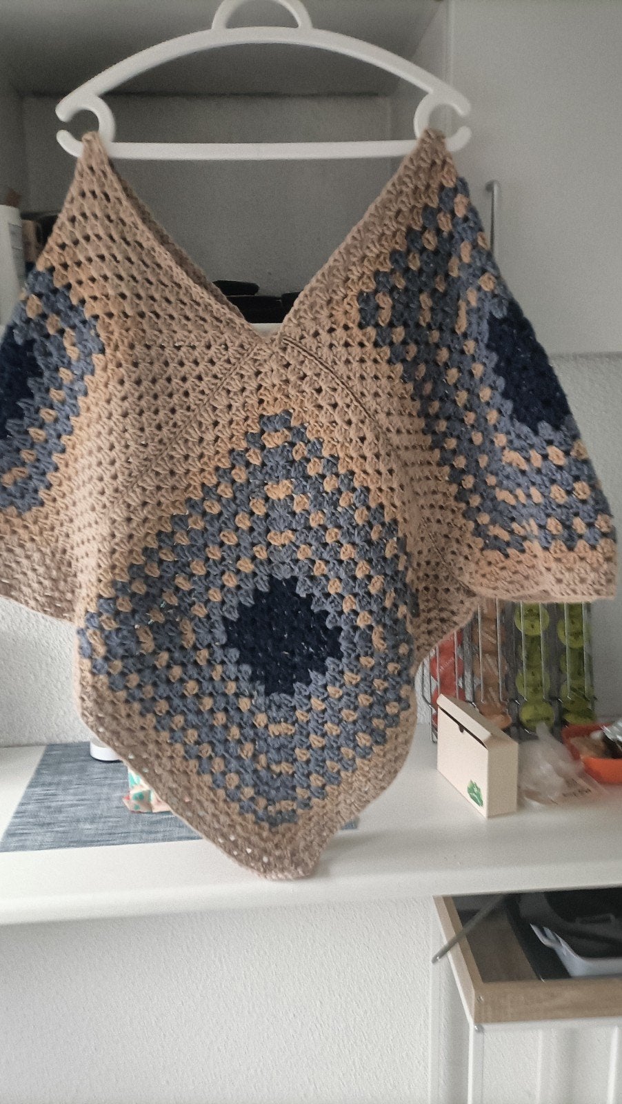 beige met blauw , zelf gehaakte poncho/ bolero, Ophalen