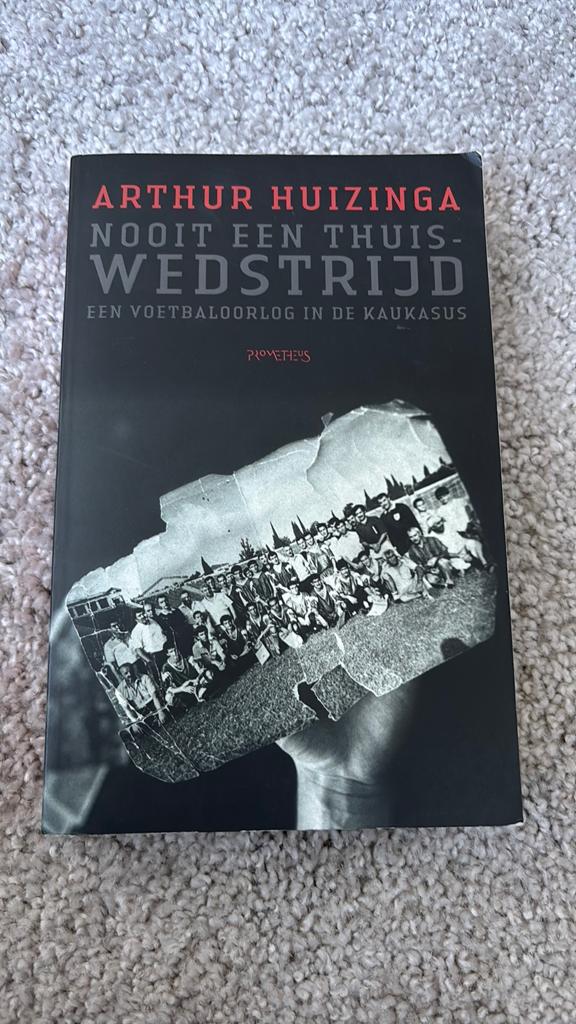 Arthur Huizinga - Nooit een thuiswedstrijd, Ophalen of Verzenden, Zo goed als nieuw, Arthur Huizinga