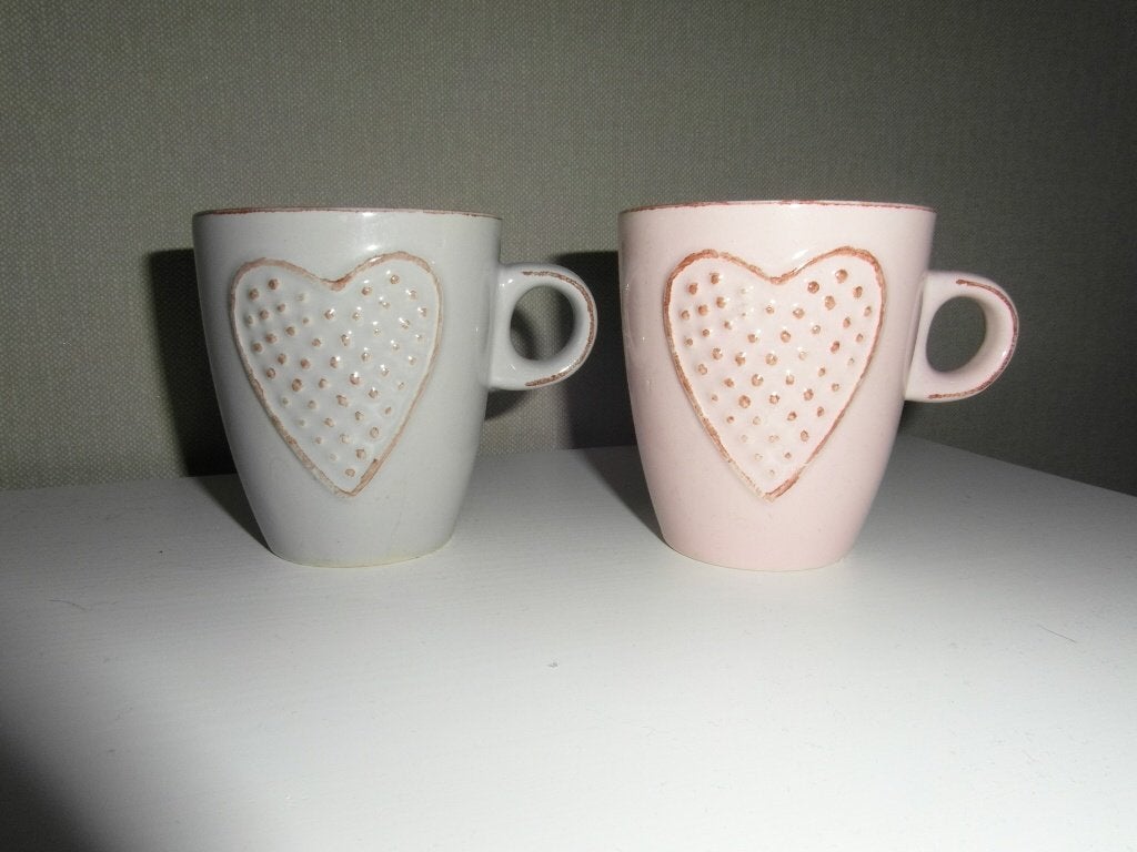Set van 2 mokken met hartjes - Grijs en Roze, Overige merken, Keramiek, Zo goed als nieuw, Overige stijlen