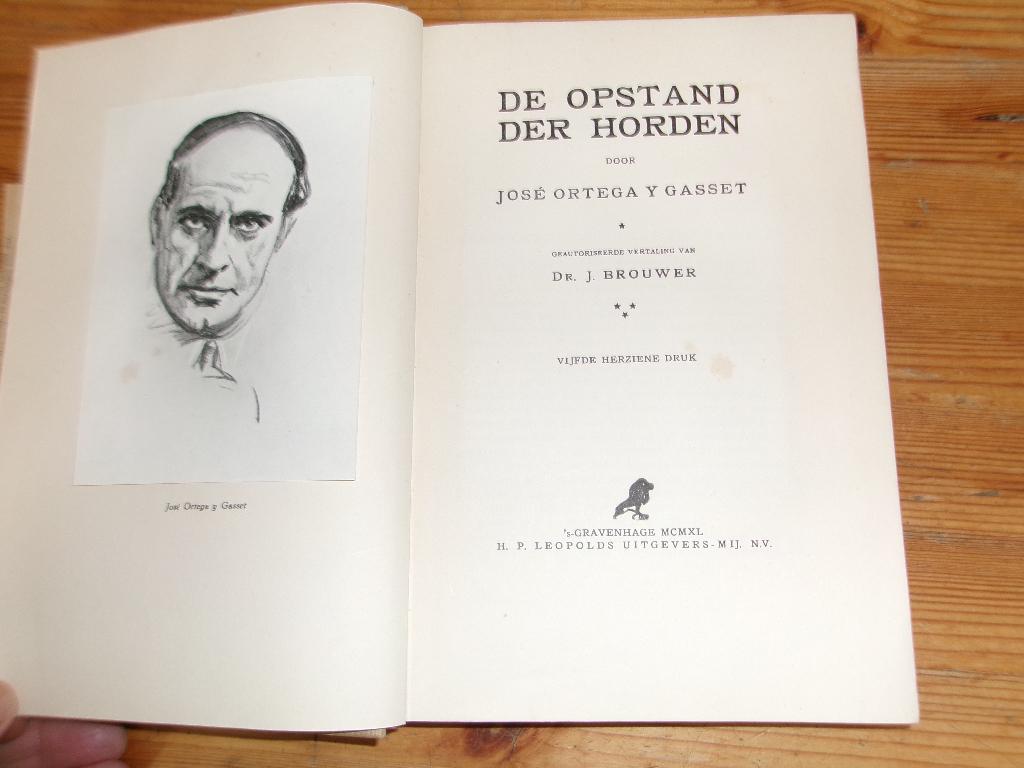 Jose Ortgea Y Gasset - De opstand der horden, Ophalen of Verzenden, Gelezen