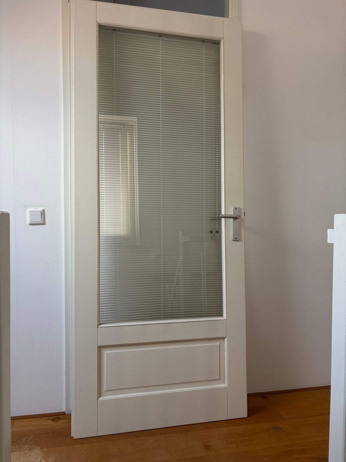 Witte opdekdeur met glas en luxaflex 88x211,5 rechtsdraaiend, Doe-het-zelf en Verbouw, Deuren en Horren, Ophalen, Gebruikt, 80 tot 100 cm
