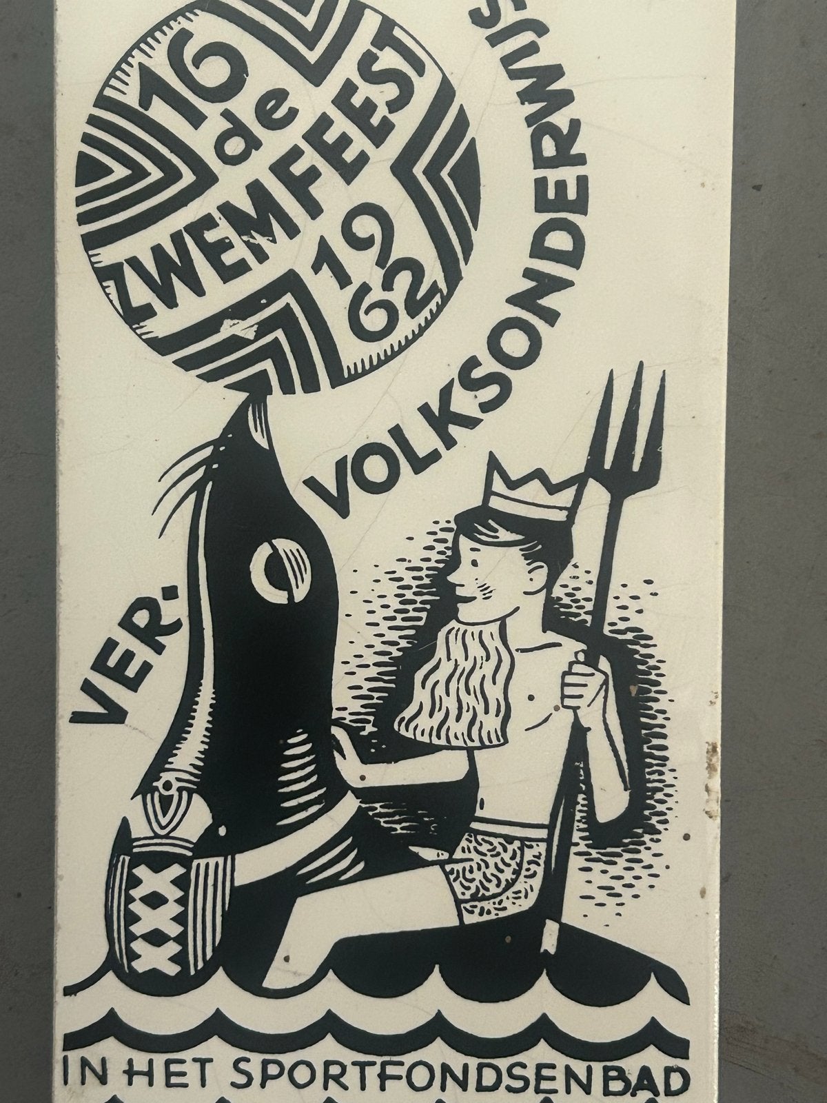 Vintage Mosa tegel 16e Zwemfeest Volksonderwijs 1962, Ophalen of Verzenden