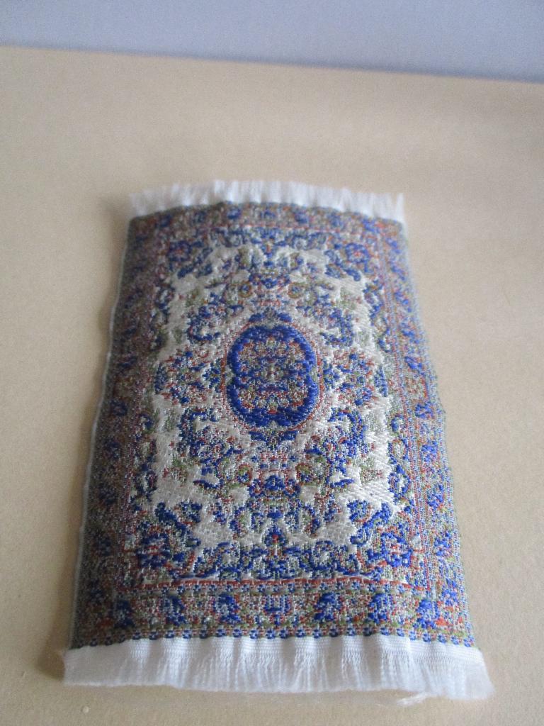 poppenhuis klein kleedje, Verzamelen, Poppenhuizen en Toebehoren, Ophalen of Verzenden, Zo goed als nieuw, Decoratie