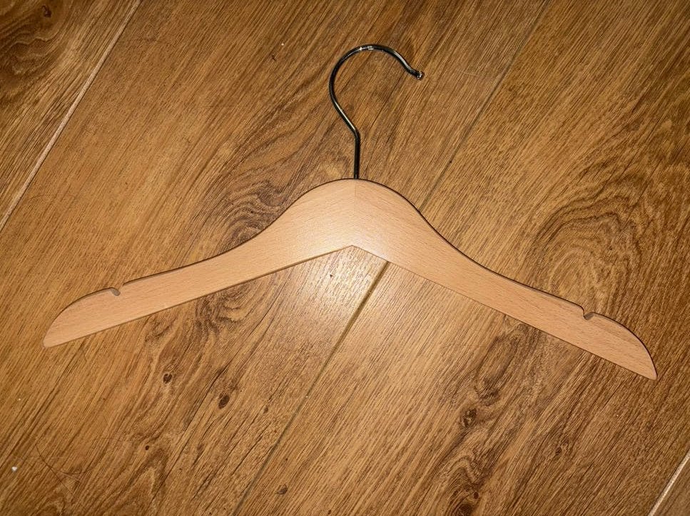 Doos met 110 IKEA Kinder klerenhangers - zgan, Kleding | Dames, Kledinghangers, Ophalen of Verzenden, Zo goed als nieuw, Hout