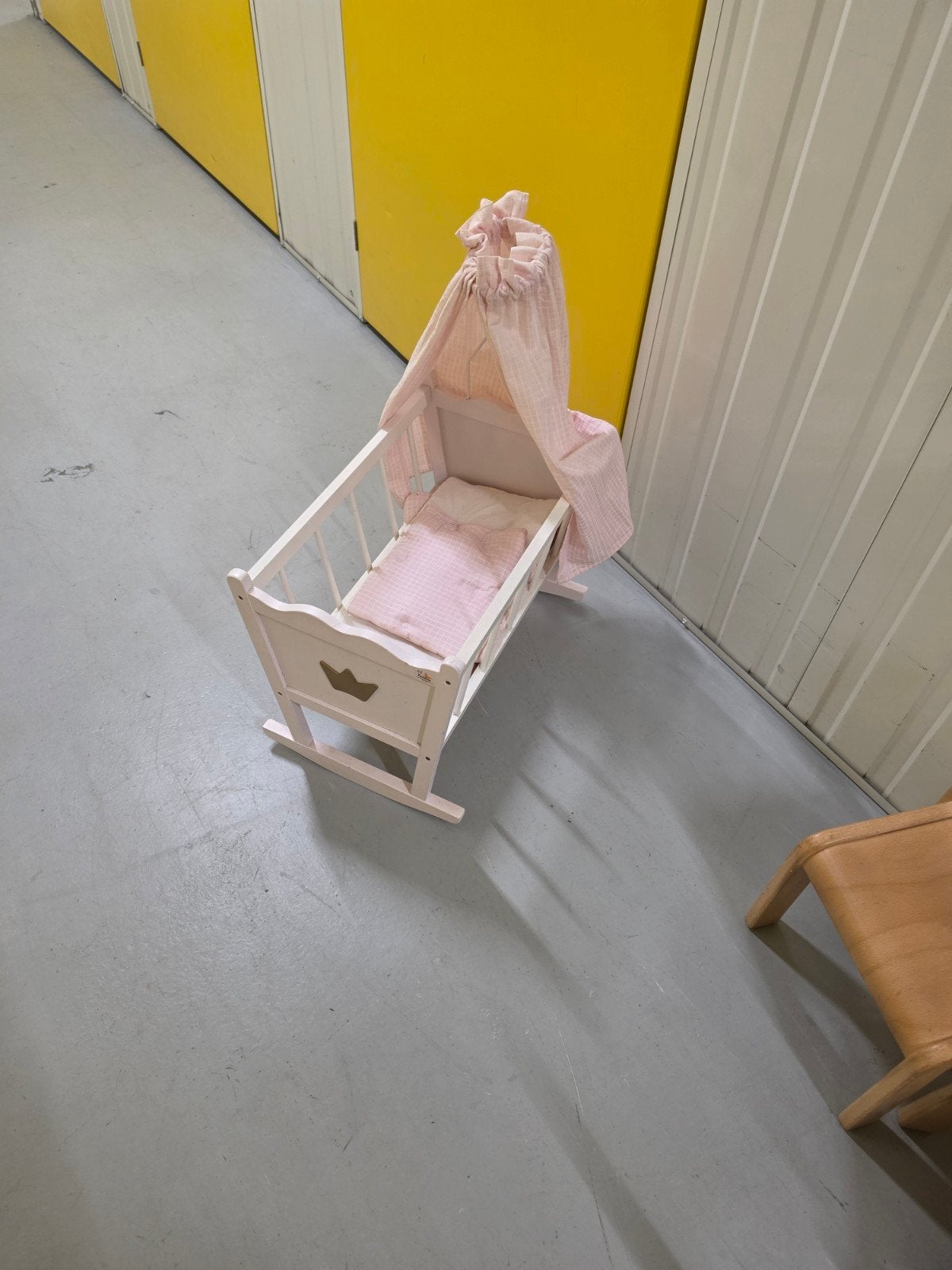 Poppenwiegje met roze bekleding, Kinderen en Baby's, Speelgoed | Poppen, Ophalen of Verzenden