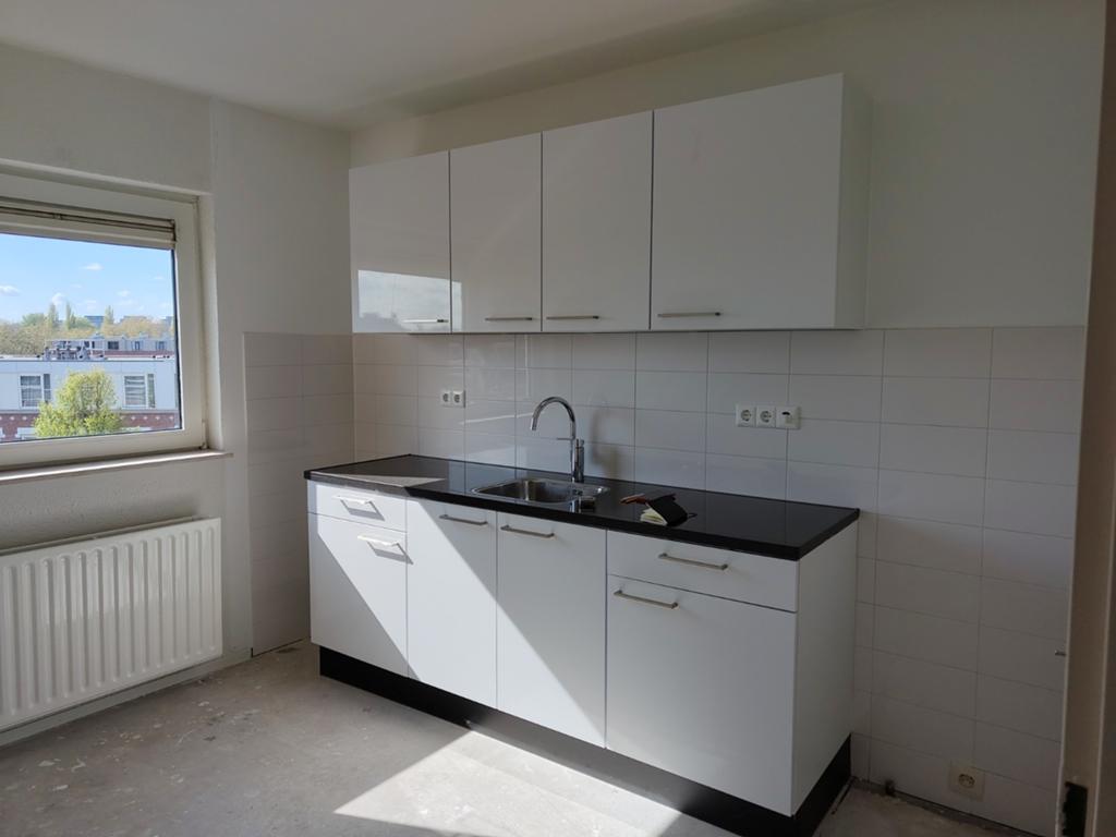 1 maand oude witte Bribus keuken met zwart composiet blad, Ophalen, Wit, Composiet, Hoogglans of Gelakt