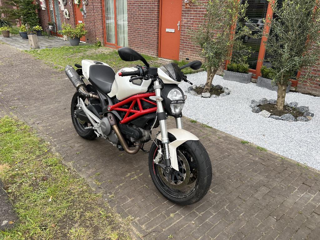 Ducati monster 696 met complete Akrapovic uitlaat!, Motoren, Motoren | Ducati, 2 cilinders, Motorrijbewijs A, Particulier, Meer dan 35 kW