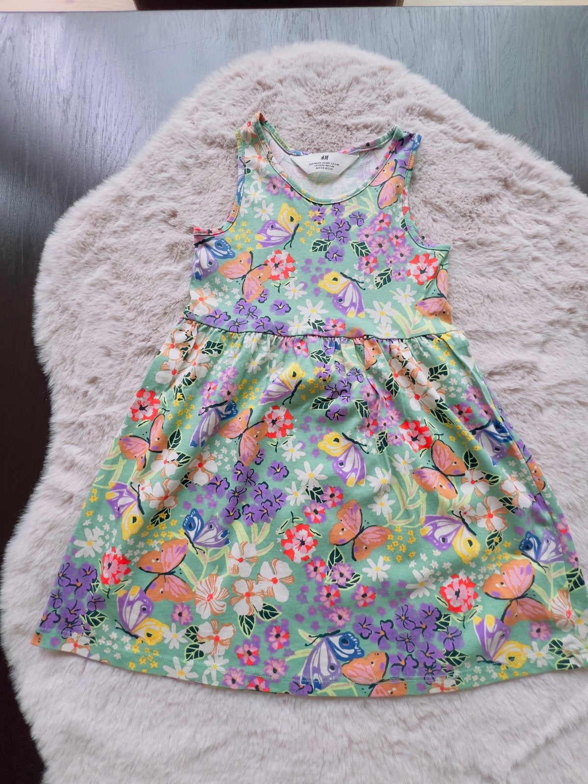 Zomers jurkje met vlinders en bloemen, Kinderen en Baby's, Kinderkleding | Maat 104, Ophalen of Verzenden, Zo goed als nieuw, Meisje