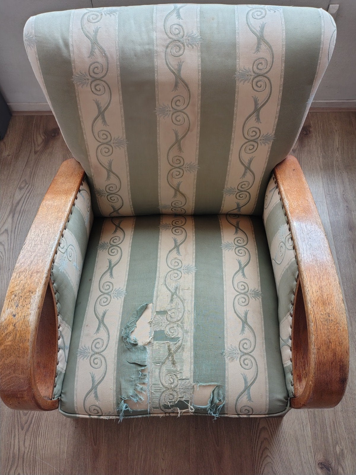 Vintage fauteuil met houten armleuningen - opknapper, Ophalen