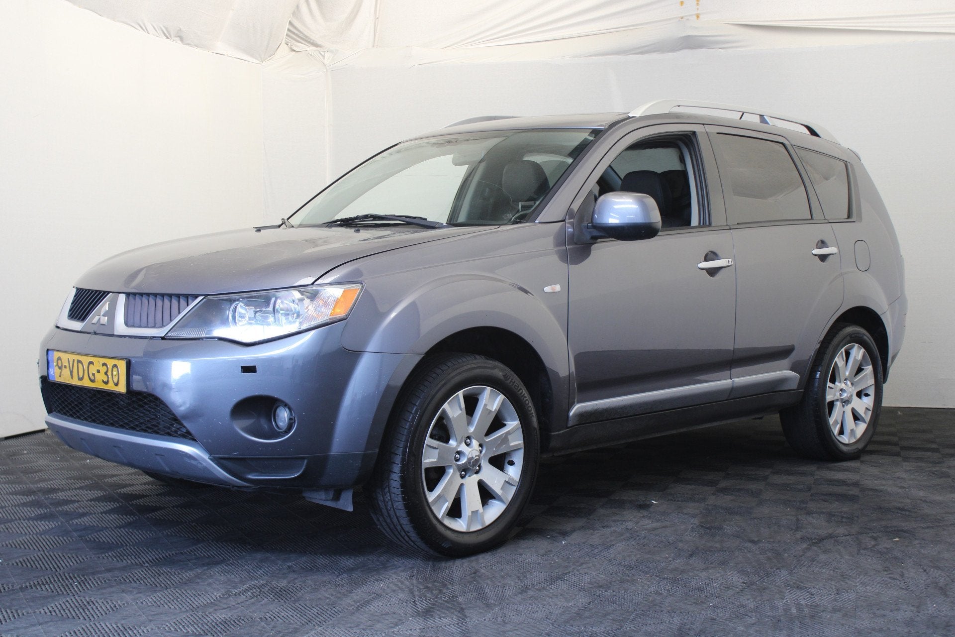 Mitsubishi Outlander 2.2 DI-D Intense + (bj 2009), Auto's, Bestelauto's, Gebruikt, Zwart, Vierwielaandrijving, 2 stoelen